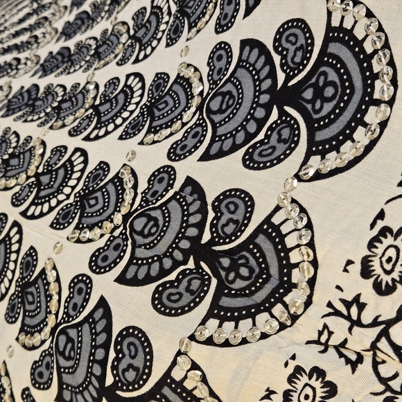 Elegant Black and White Sarong Swimwear - Picture 6 of 7